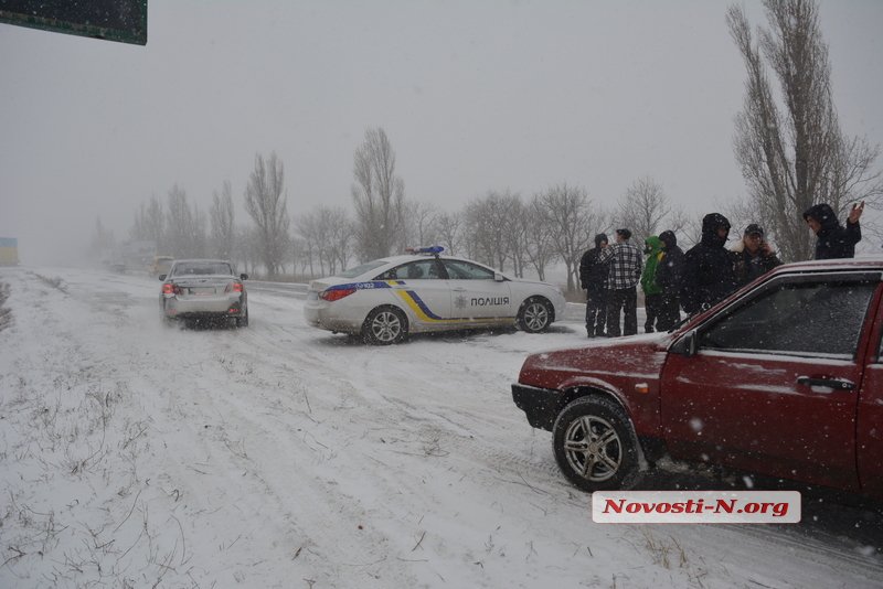 Дорога на Одессу закрыта. Сотни автомобилей стоят на выезде с Николаева