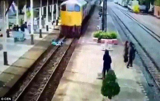 Мужчина бросился под поезд