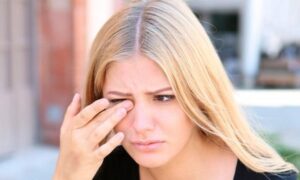 Что делать, если в глаз попала соринка: первая помощь и защита зрения