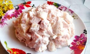 Быстрый салат за 3 минуты: 3 ингредиента, которые покорят вас с первого раза