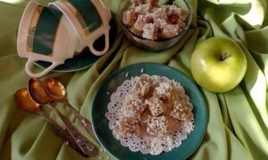 Нежный яблочный десерт с орехами: простой рецепт для дома