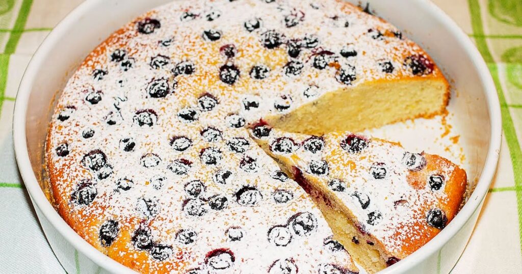 Йогуртовый пирог с замороженными ягодами: секрет быстрого и вкусного десерта, который закончился слишком быстро