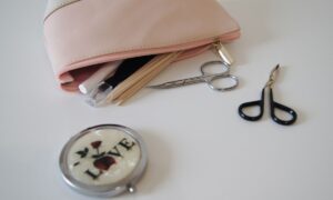 Секреты идеальной косметички для отпуска: советы для красоты и здоровья