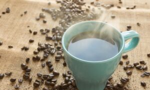 Почему кофе пьют с холодной водой: секреты идеального напитка