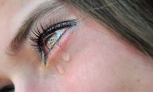 Почему слезы текут у женщин: причины и что делать