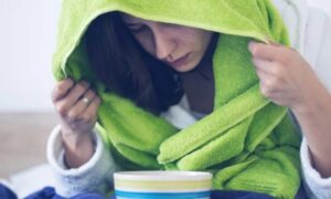 Топ-5 бесполезных народных средств от простуды: что действительно работает для мам