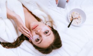 Утренние отеки под глазами: эффективные методы борьбы с припухлостью