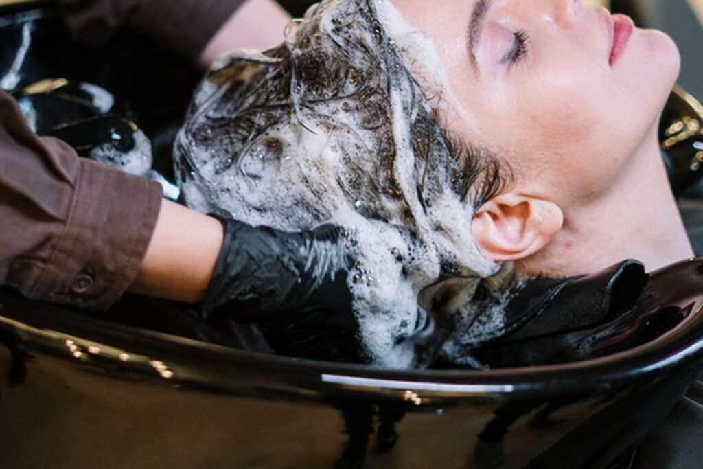 Почему выпадают волосы при мытье и расчесывании: главные причины и решения