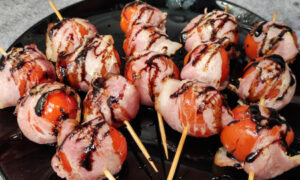 Сочные шашлычки из помидоров черри: простой рецепт с беконом