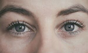 Почему ресницы редеют: главные причины и как это исправить