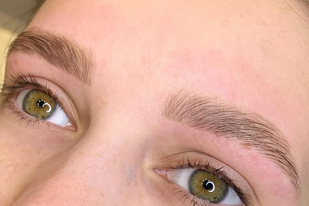 Прозрачные брови: модный тренд красоты, который преобразит ваш образ