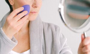 Секреты консилера: как выглядеть моложе после 40 (и старше)