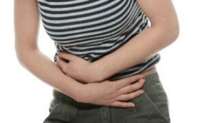 Почему болит в животе: причины и что делать