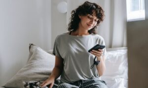 Как поднять настроение близкому человеку: секреты общения по переписке