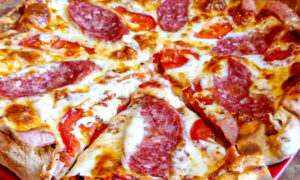 Секреты идеальной пиццы: хрустящее тесто и аппетитный бортик