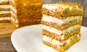 Секреты идеального медовика: нежный бисквит и воздушный сметанный крем