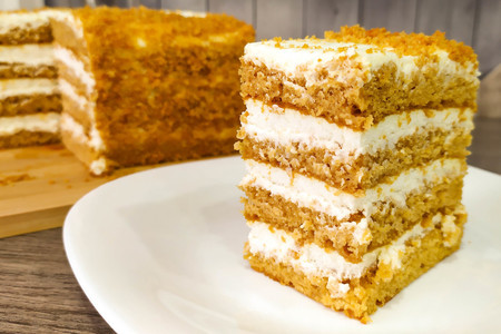 Секреты идеального медовика: нежный бисквит и воздушный сметанный крем