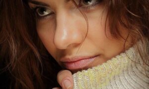 Как удалить пятна тонального крема с одежды: секреты чистоты и красоты