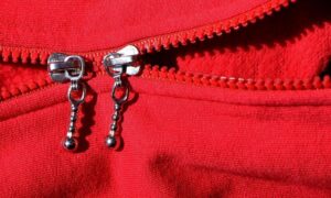 Почему на куртках два замка: секрет, который удивит каждую женщину