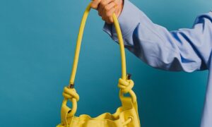 Стильные сумки для женщин 50+: какие модели выбрать этой весной