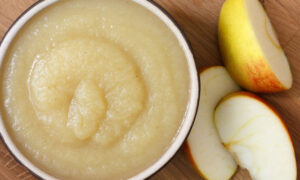 Яблочная диета: почему цельное яблоко лучше пюре для здоровья женщин