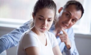 Как распознать манипуляции: 3 вида психологического шантажа в отношениях