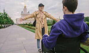 Как правильно вести себя при встрече со старым знакомым: советы психолога