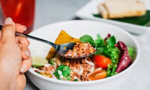 Пять обеденных ошибок, мешающих стройности: как избежать их и стать тоньше