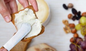 Домашний сыр за ночь: простой рецепт нежного угощения к празднику