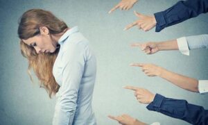 Как справиться с токсичными коллегами: игнорирование, сплетни и зависть