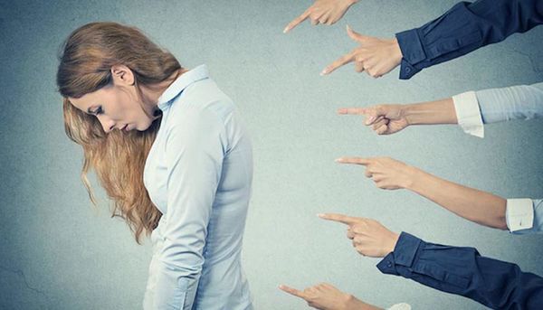 Как справиться с токсичными коллегами: игнорирование, сплетни и зависть