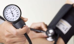 Как снизить давление без лекарств: советы врача для будущих и молодых мам