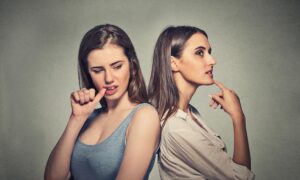 Как понять, что подруга завидует: 5 неочевидных признаков