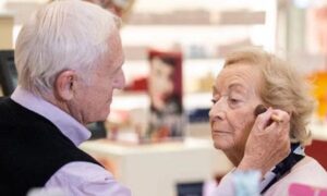 Мужчина научился макияжу, чтобы порадовать незрячую жену