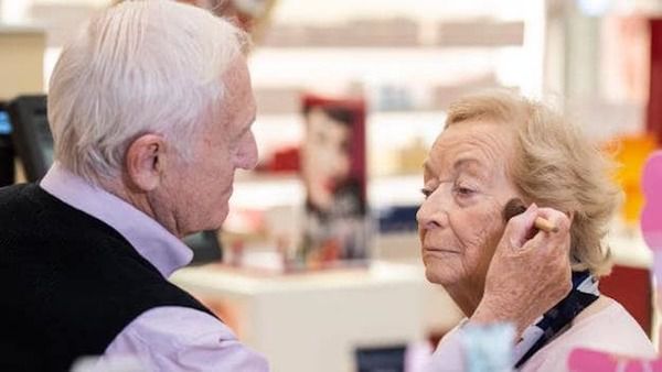 Мужчина научился макияжу, чтобы порадовать незрячую жену