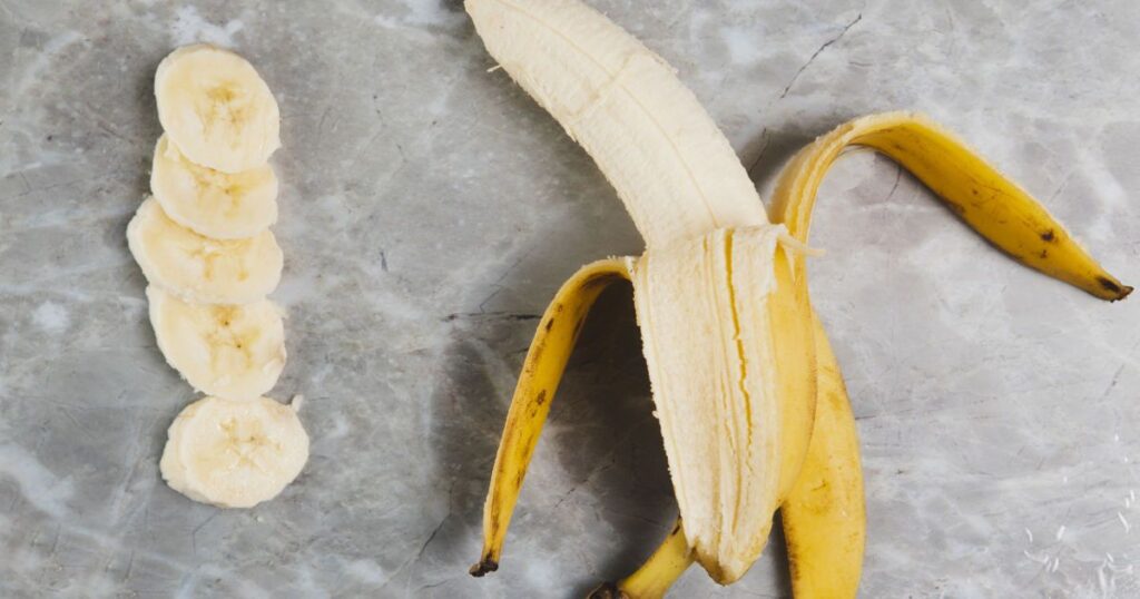 5 неожиданных способов использовать банановую кожуру, о которых знают только опытные хозяйки