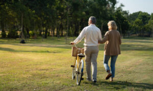 Шаги к долголетию: как прогулки защищают от деменции